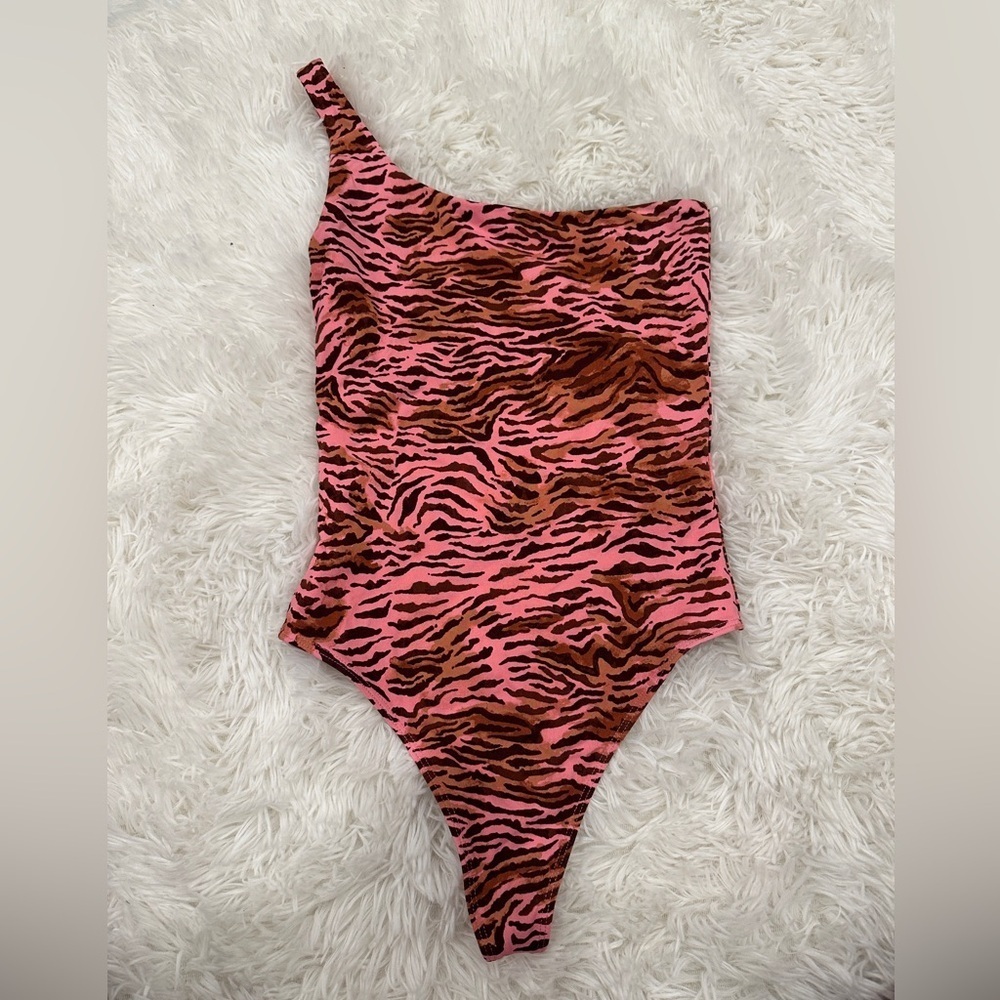 Aritzia little moon pink zebra print one shoulder bodysuit| size XS